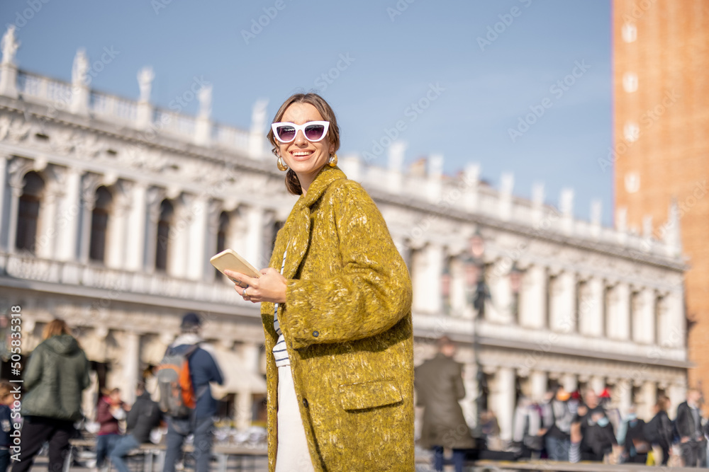 年轻女子走在威尼斯著名的圣马可广场上。参观意大利地标的概念
1859809618,桃，整颗水果和切片，矢量手绘插图