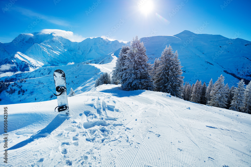 阳光明媚的冬日，美丽森林上空的雪地里的滑雪板