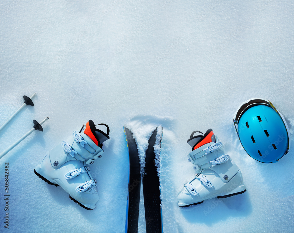 从上面看，雪地里有很多不同的东西——滑雪靴、头盔