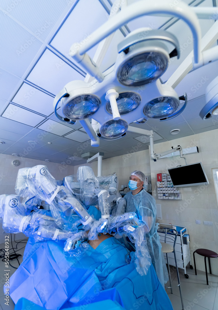 现代机器人在急诊室操作。手术室的专业自动机器人机器。