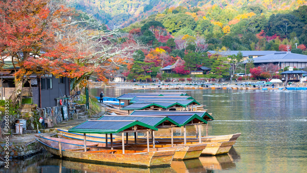 鹤津川的乘船码头，游客可以乘船欣赏鹤津河畔的秋景