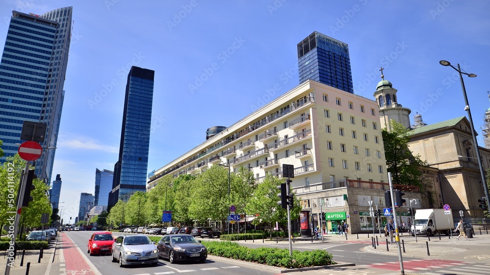 玻璃摩天大楼与蓝天和市中心的交通相映成趣。色彩缤纷的城市景观与建筑相得益彰