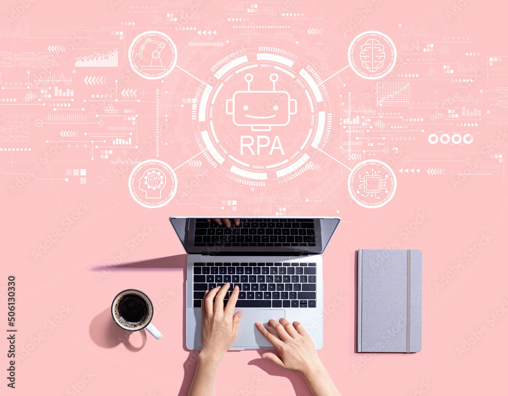 机器人过程自动化RPA主题与使用笔记本电脑的人