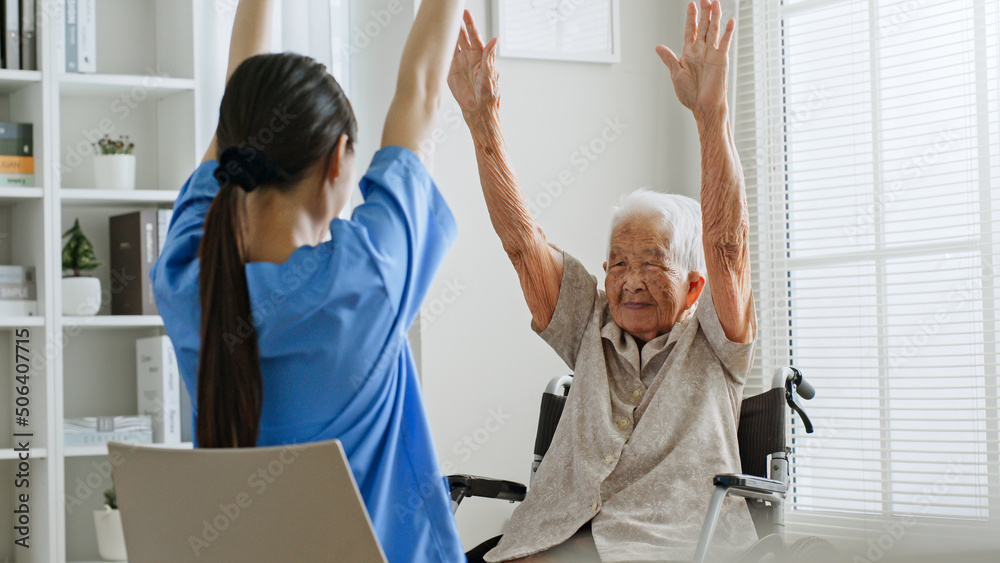 年轻的亚洲女性护士，护理人员协助一名亚洲老年女性进行物理治疗和锻炼