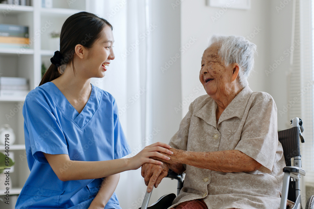 年轻的亚洲女性、护士、护理人员、疗养院护理人员与感觉h的亚洲老年女性交谈
