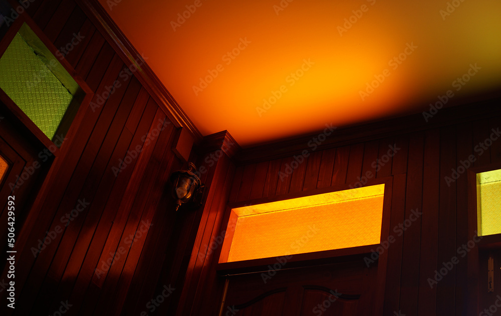 旧门上的橙色玻璃窗。