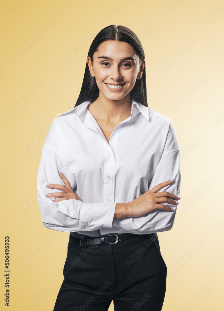 年轻微笑的女人穿着白衬衫和黑裤子双手合十的商业成功理念