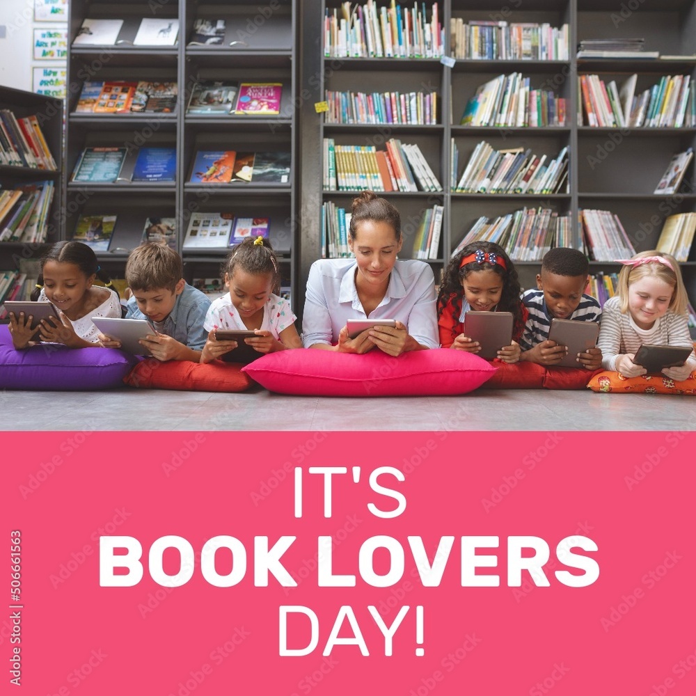 图书馆及其爱书人日，多种族女教师和儿童在数字电脑上阅读