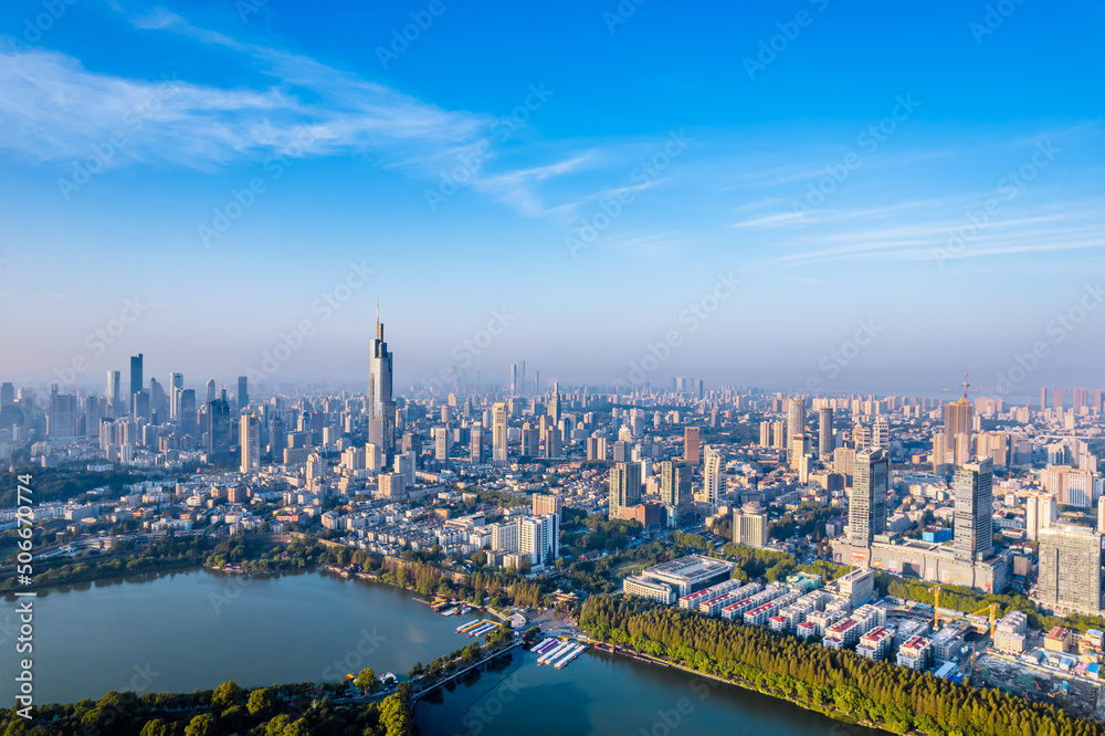 中国江苏南京玄武湖和城市天际线鸟瞰图