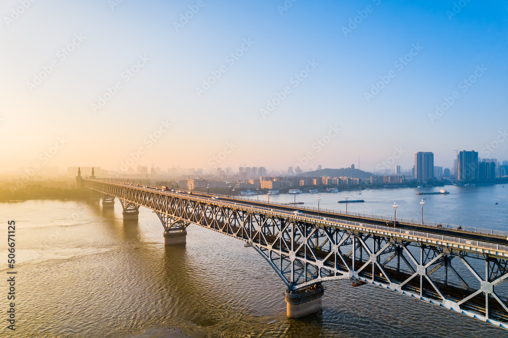 中国江苏南京长江大桥交通流清晨航拍