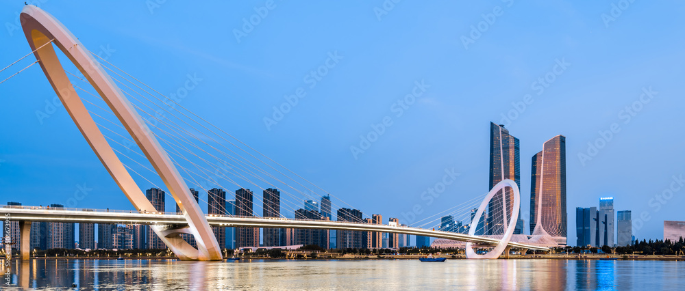 中国江苏省南京市南京眼桥和保利剧院城市天际线夜景