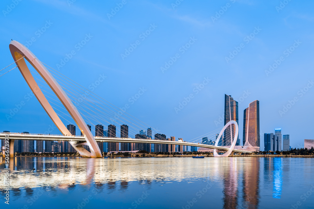 中国江苏省南京市南京眼桥和保利剧院城市天际线夜景