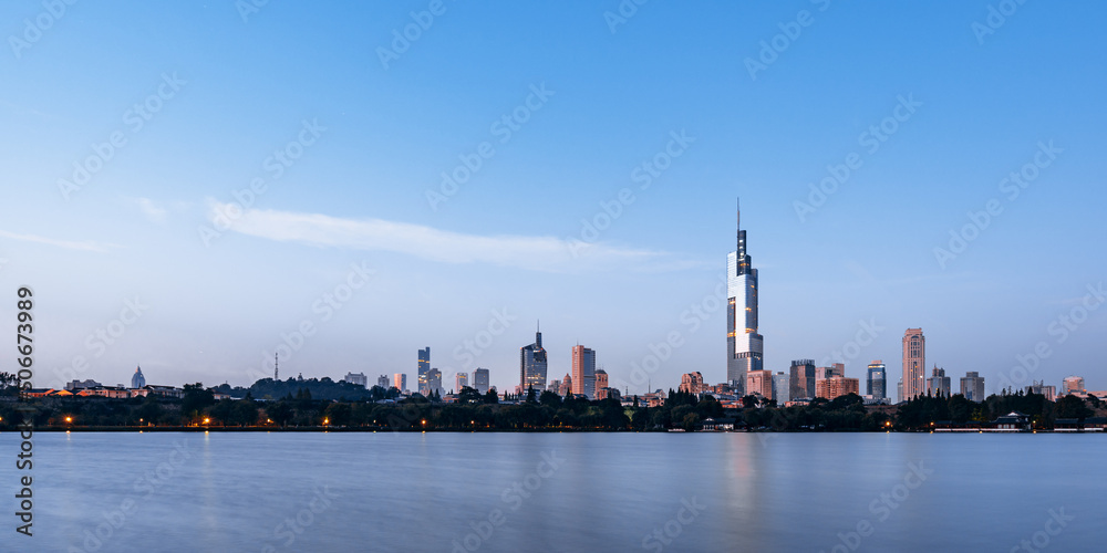 中国江苏南京紫峰塔与城市天际线夜景