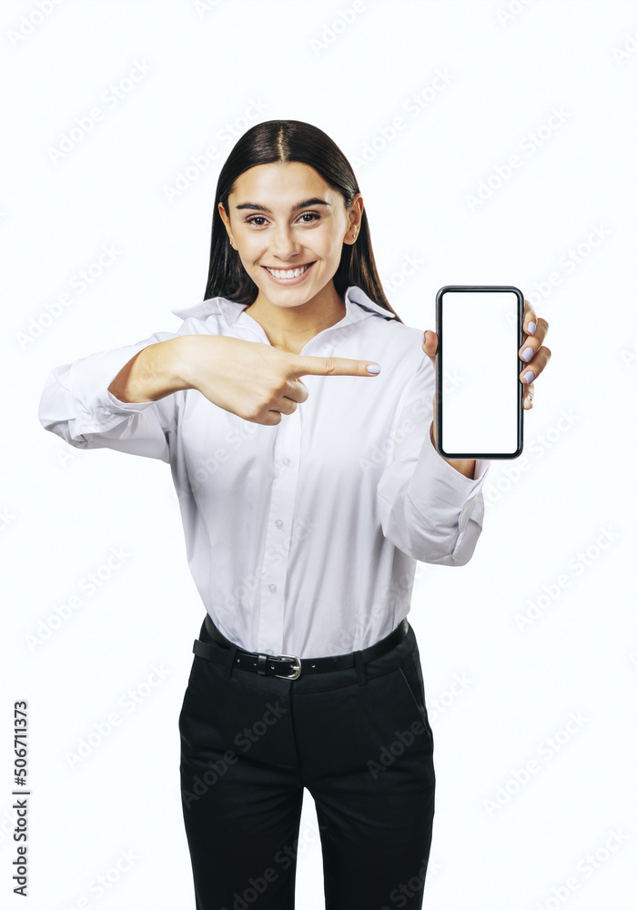 穿着白衬衫微笑的女商人展示现代智能手机的移动应用程序概念