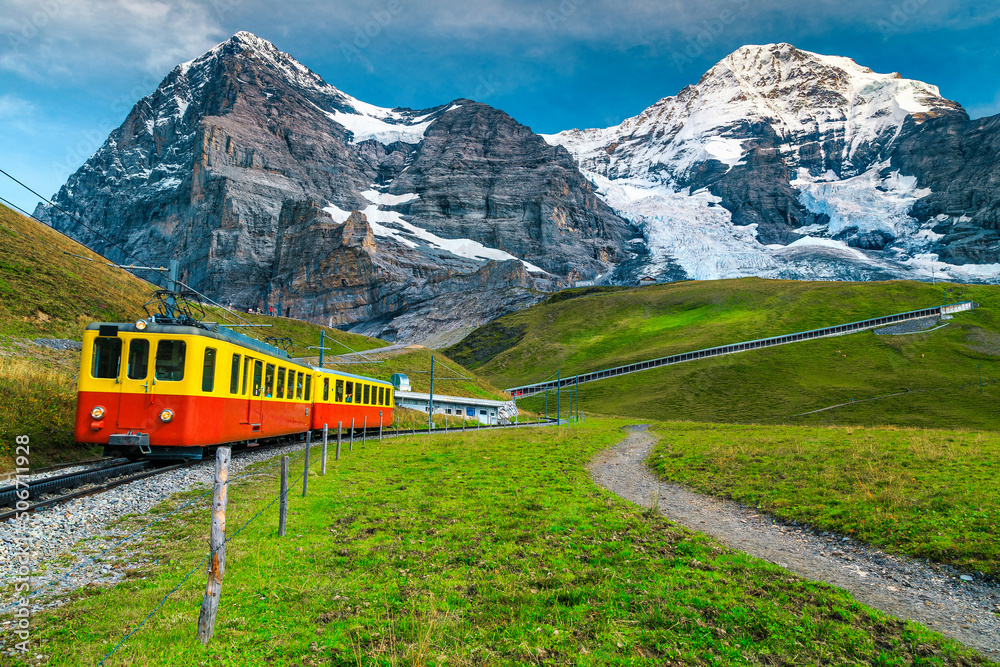 电动旅游列车和白雪皑皑的艾格山，瑞士伯尔尼高地