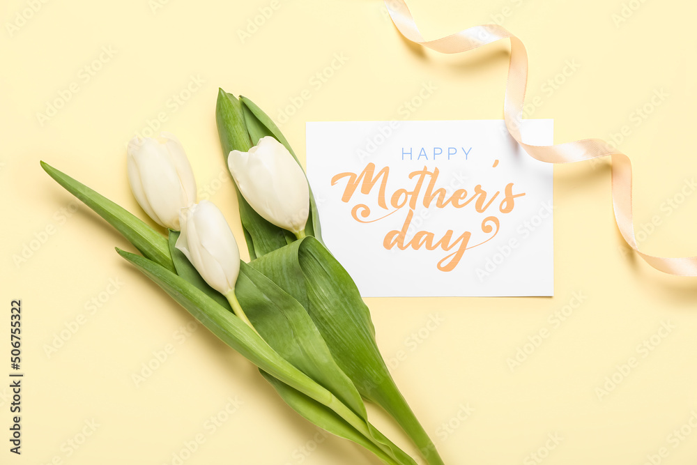 卡片上写着母亲节快乐，白色郁金香和米色背景的缎带