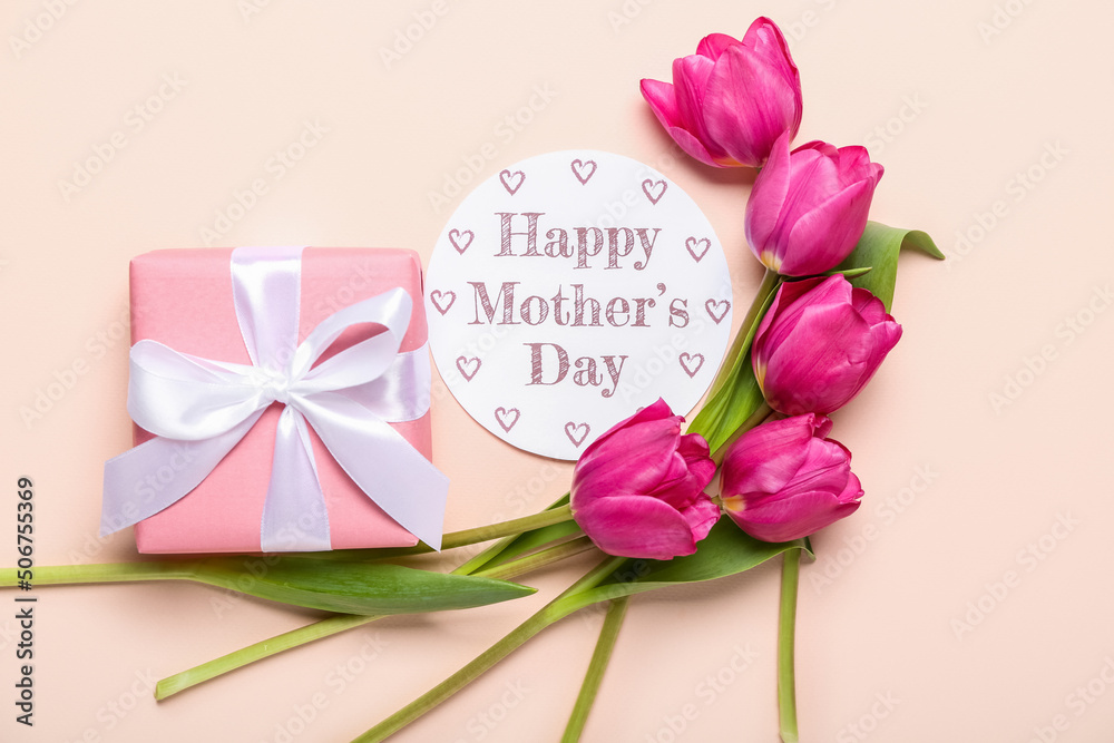 粉色背景的卡片，上面写着母亲节快乐，郁金香和礼物