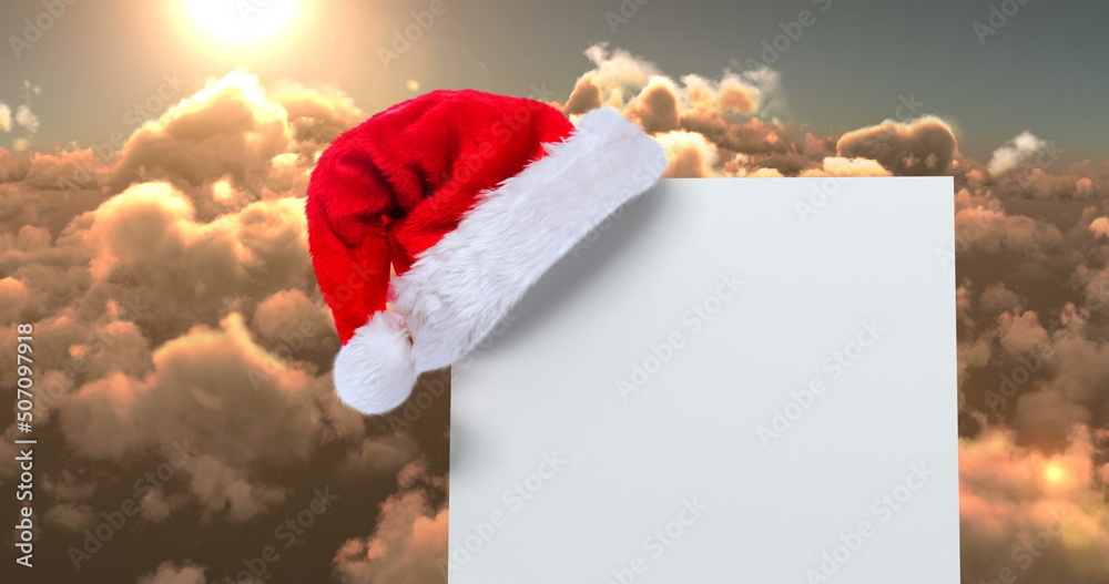 带白色卡片和云朵的圣诞老人帽