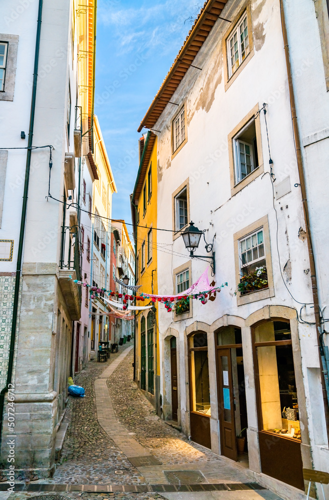 葡萄牙科英布拉老城的狭窄街道