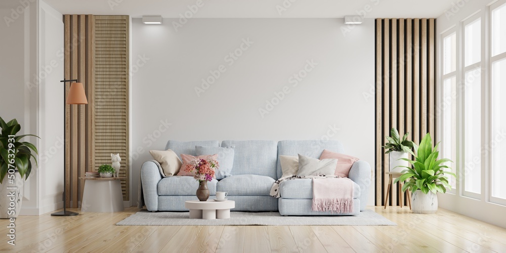 白墙客厅里有沙发和配件装饰。