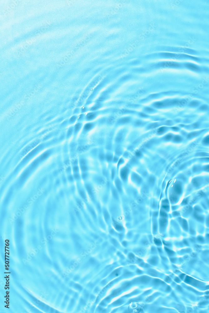 蓝色背景上有波纹的水的纹理，特写