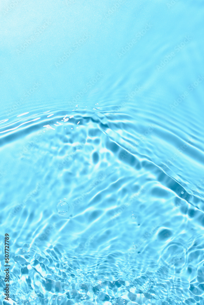 蓝色背景上有波纹的水的纹理，特写