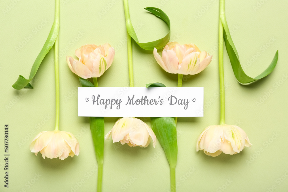 纸上写着母亲节快乐和绿色背景上的花朵