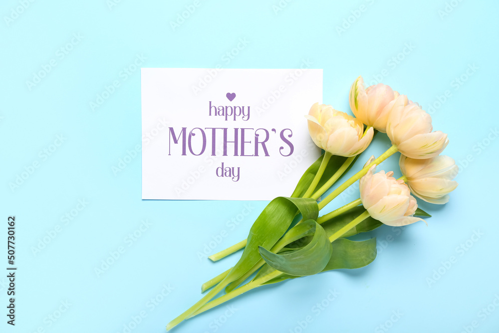 蓝色背景上写着母亲节快乐和鲜花的卡片