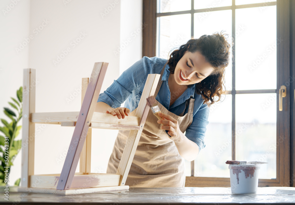 女人正在画一个木制梯子