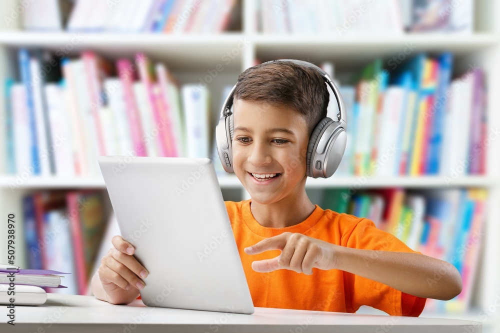 孩子用电脑通过互联网在线学习，在家上网络视频课