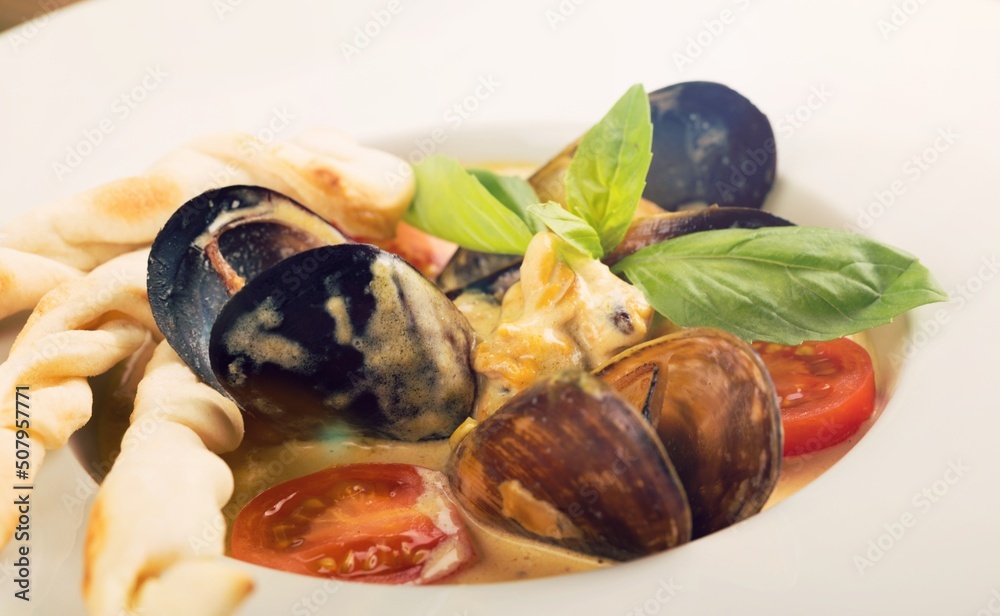 盘子里的传统开胃鱼或鸡汤。
