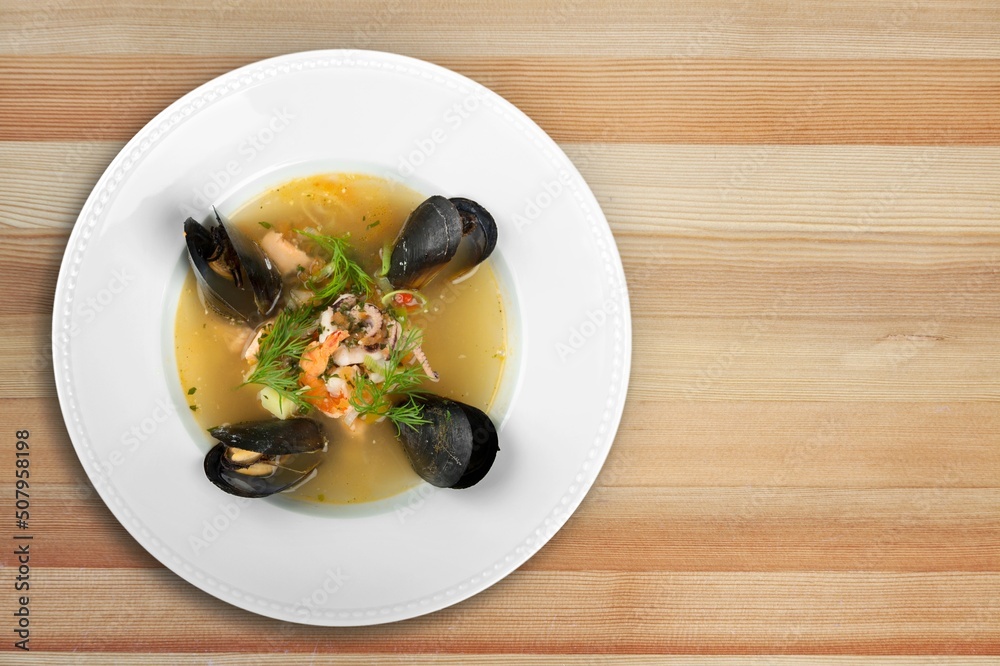盘子里的传统开胃鱼或鸡汤。