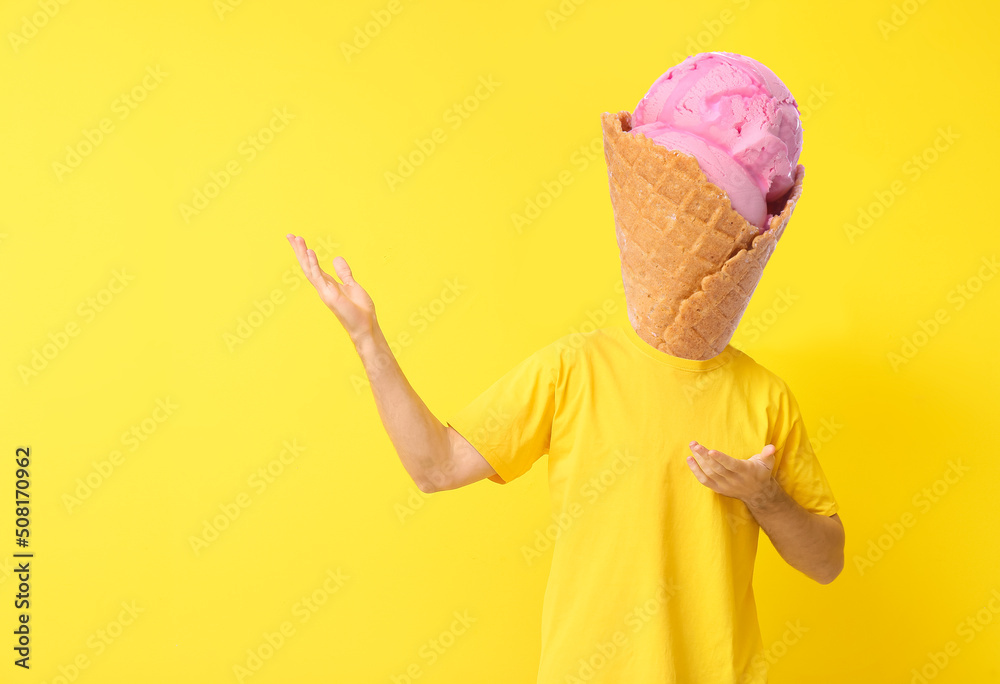 一个男人拿着美味的冰淇淋，而不是他的头在黄色背景上露出什么东西