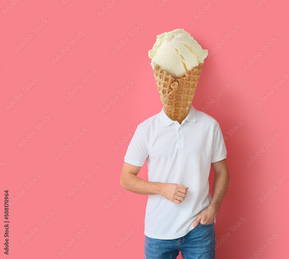 男人拿着美味的冰淇淋，而不是粉色背景上的头