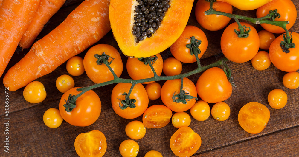 木板上有橙色蔬菜的新鲜有机素食图片