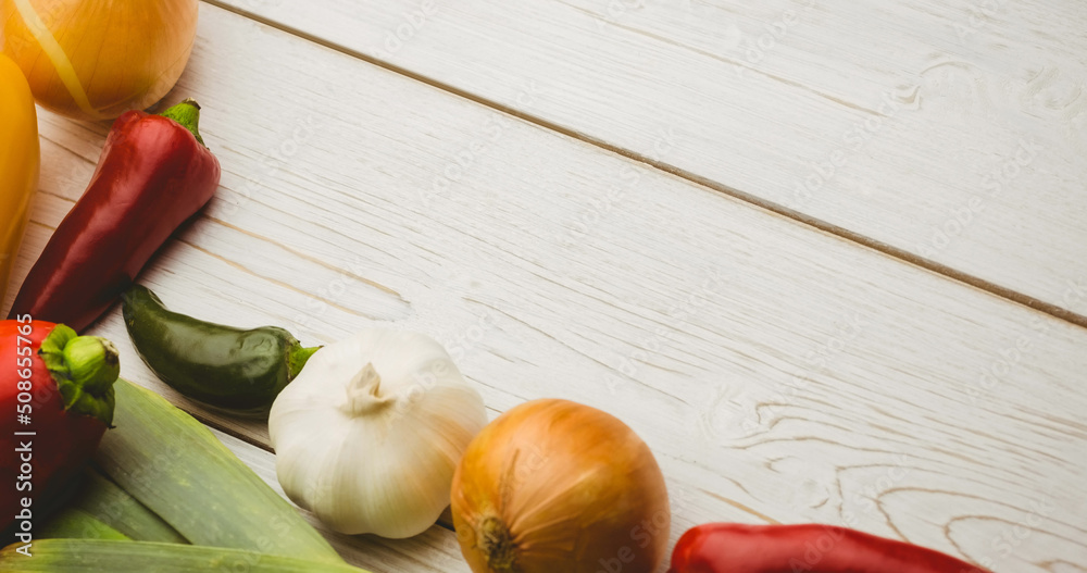 木板上有蔬菜的新鲜有机纯素食食品图片