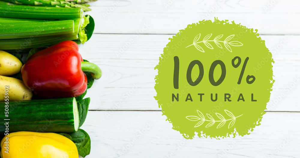 木板上新鲜有机蔬菜上100%绿色自然文本的图像