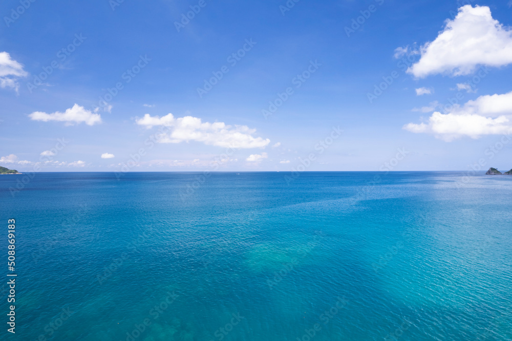 夏季美丽的海洋无人机相机鸟瞰景观海景。令人惊叹的海浪背景