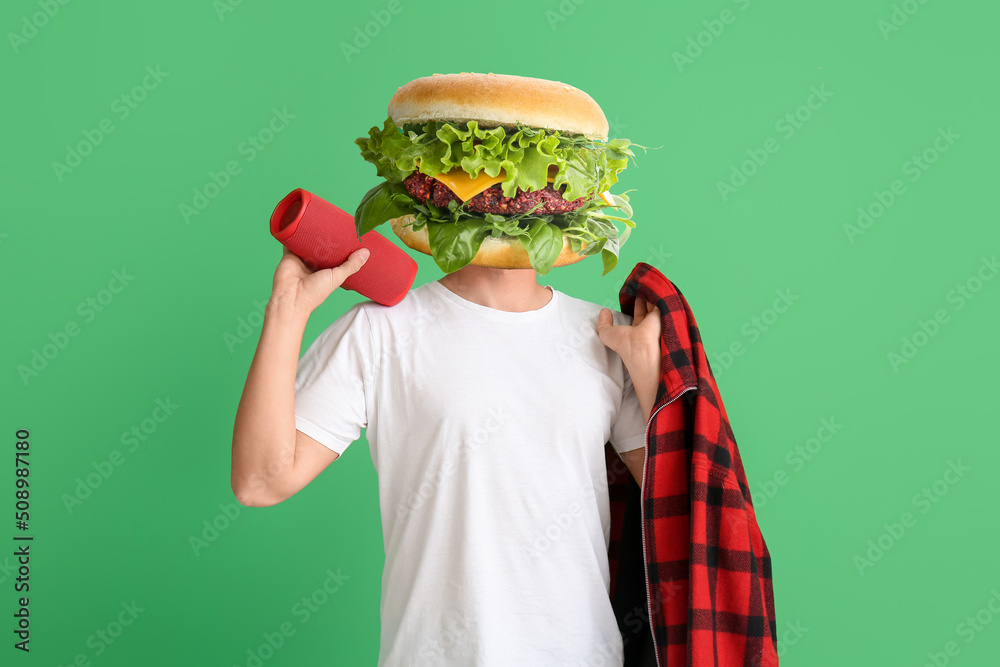 带着美味汉堡的男人，而不是绿色背景上的头