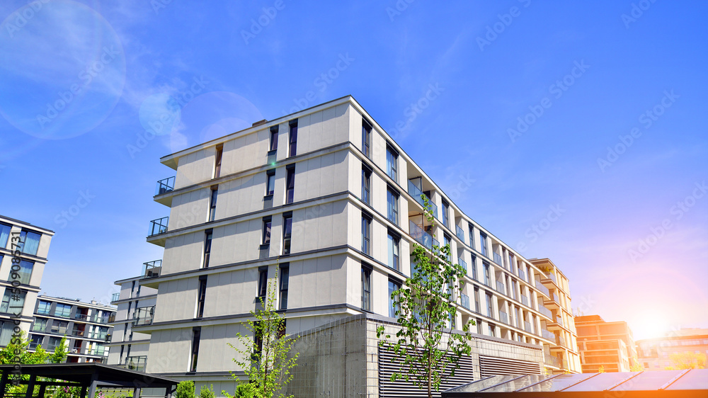 公寓式住宅和家庭立面建筑和户外设施。bac上的蓝天