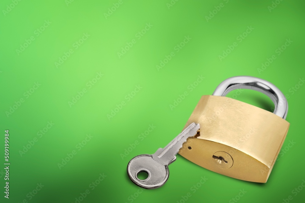 简单的锁和钥匙。带闪亮钥匙的破旧小挂锁。商业数据加密、家庭安全，或
