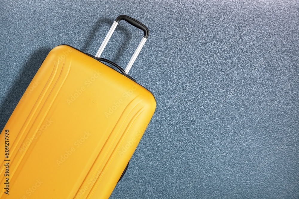 彩色旅行包，行李。旅行极简主义概念，经典行李模型，大小。适合