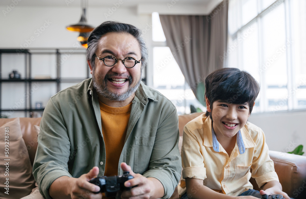 儿子和爸爸在家玩电子游戏