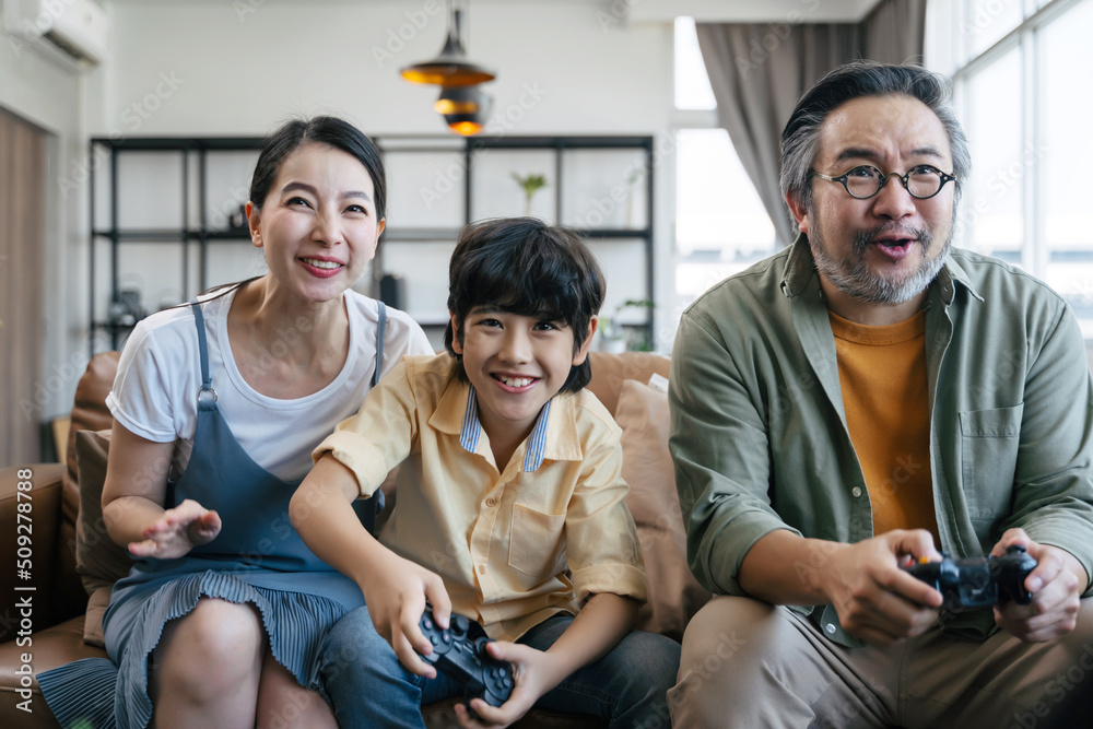 亚洲家庭在家玩电子游戏