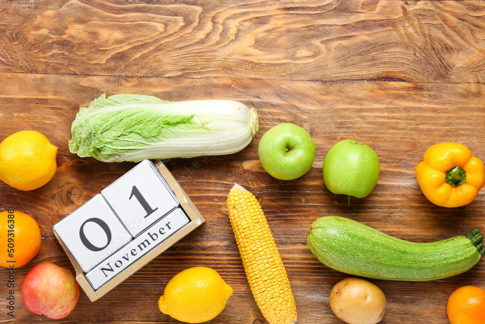 立方体日历，日期为11月1日，木底美味的水果和蔬菜。世界素食主义者