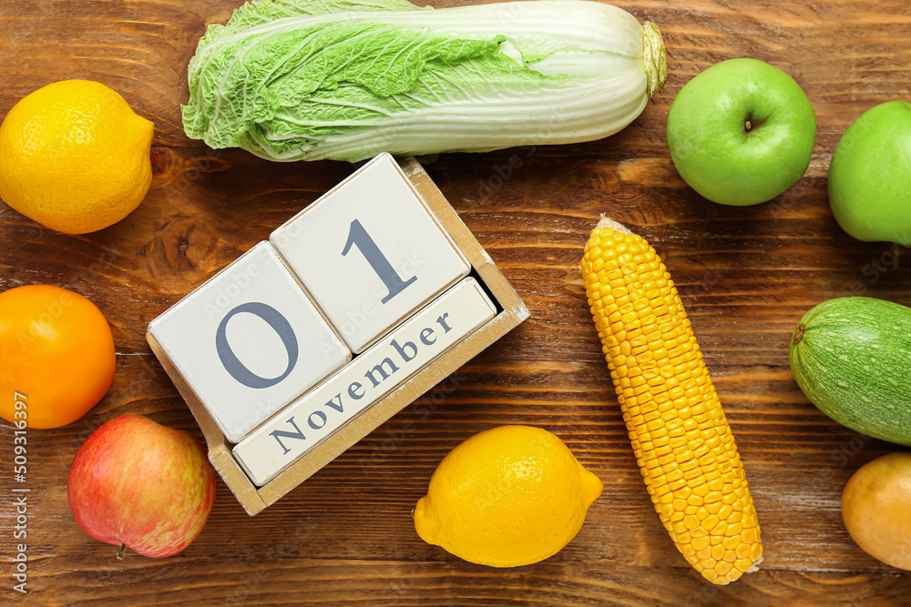 立方体日历，日期为11月1日，木底美味的水果和蔬菜。世界素食主义者