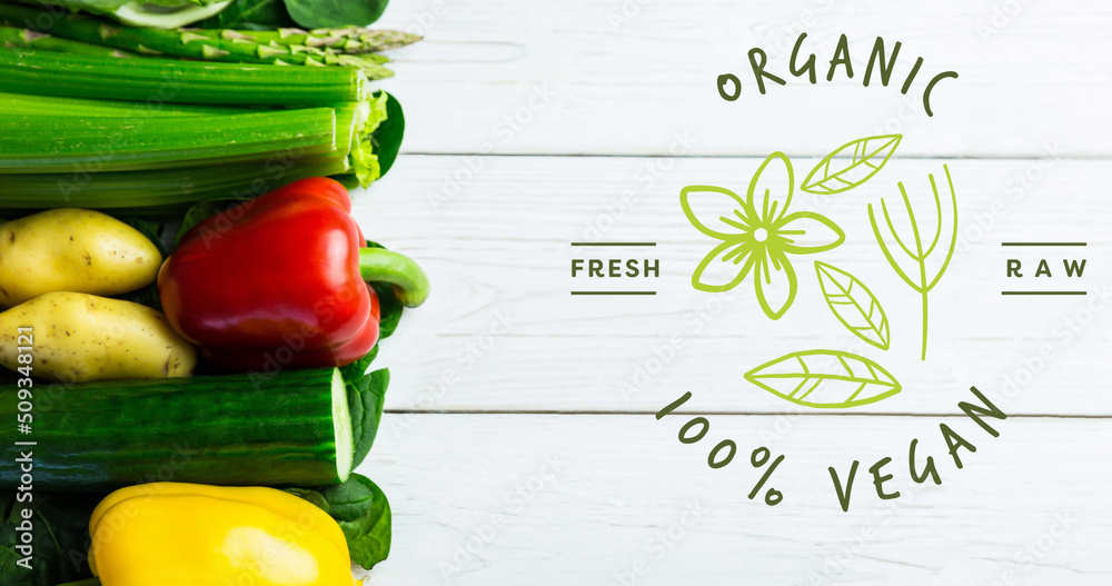 绿色有机100%纯素食文本的图像，在白板上的新鲜蔬菜上