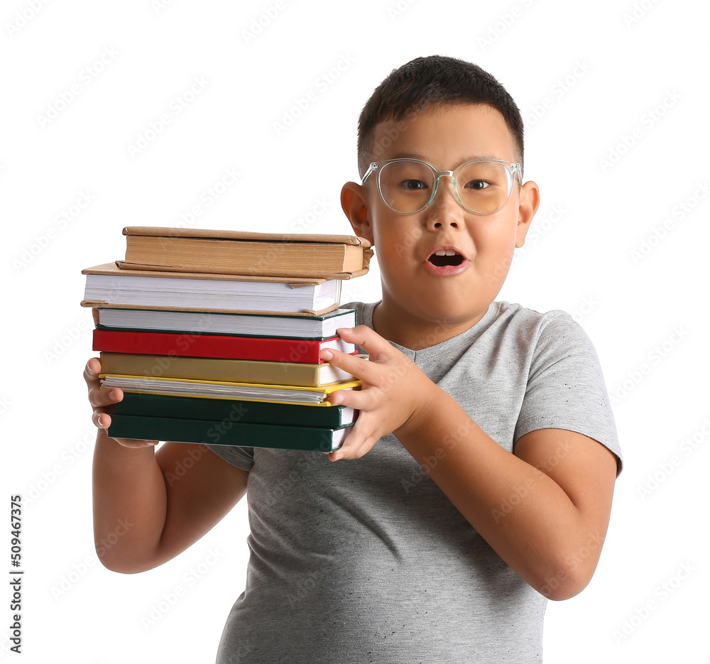 戴着眼镜、白底书的亚洲小男孩惊喜连连