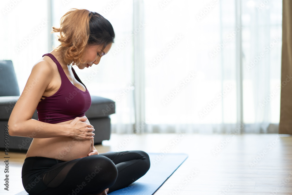 亚洲年轻漂亮的怀孕女孩在家做瑜伽普拉提锻炼