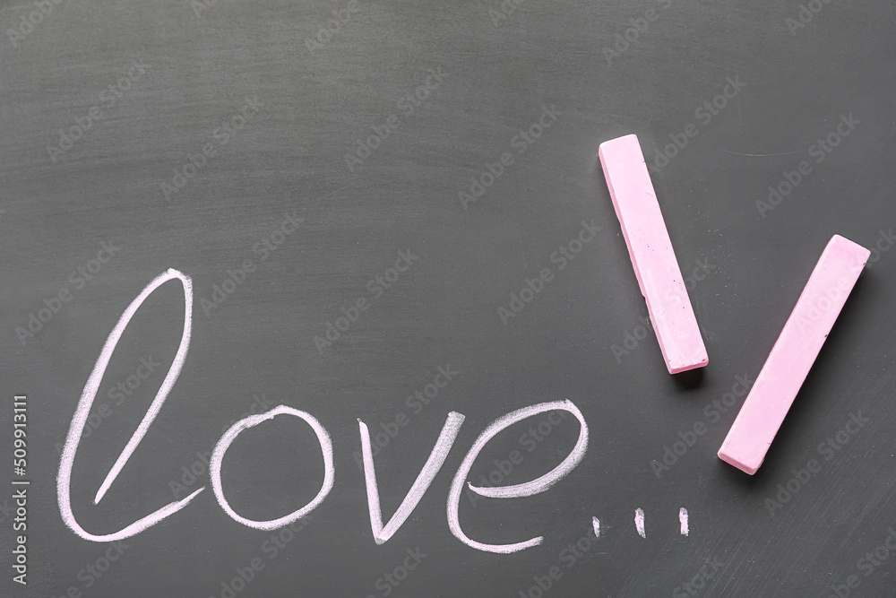 黑板上用粉笔写单词LOVE